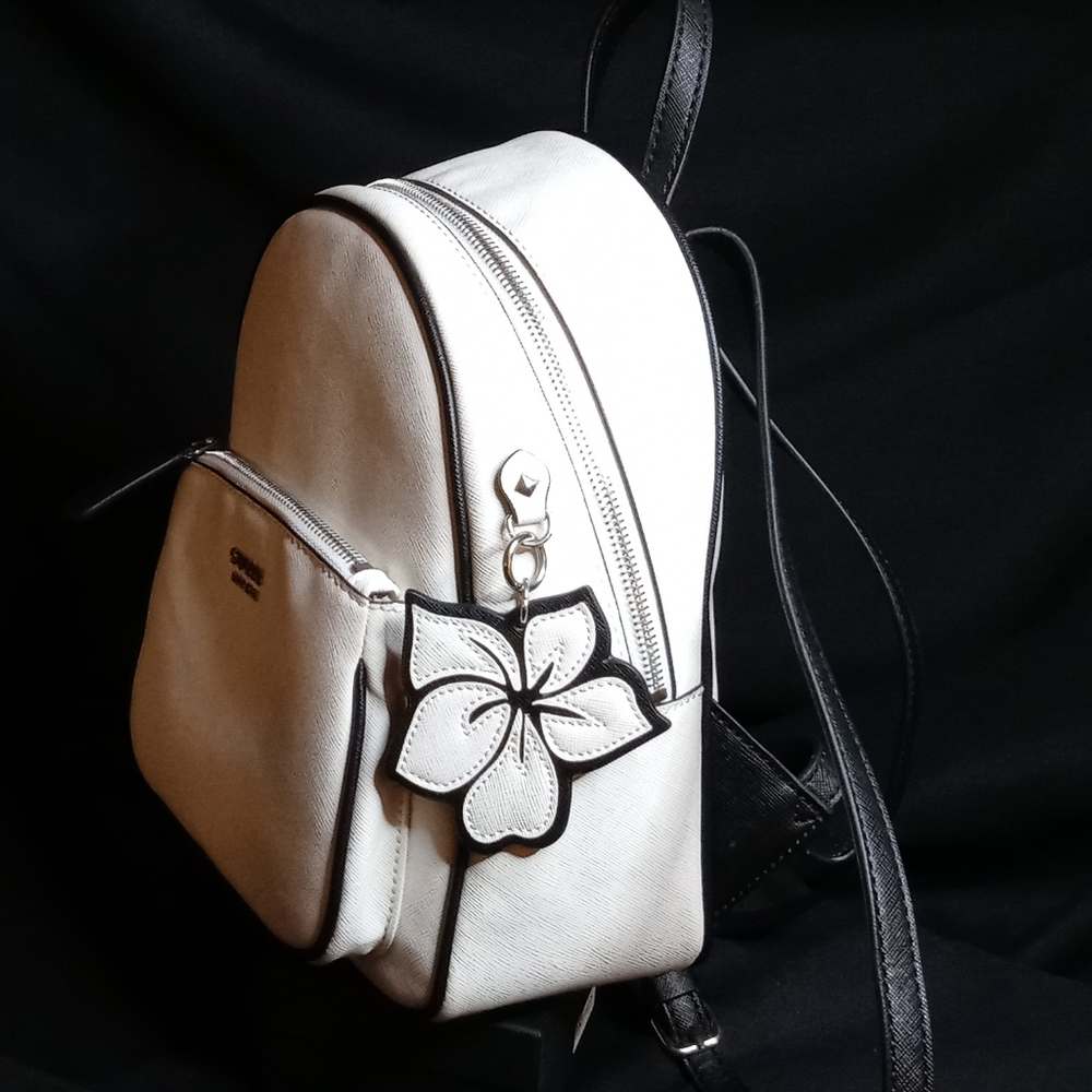 Guess Backpack🌸🌿 - Picture 3 of 9